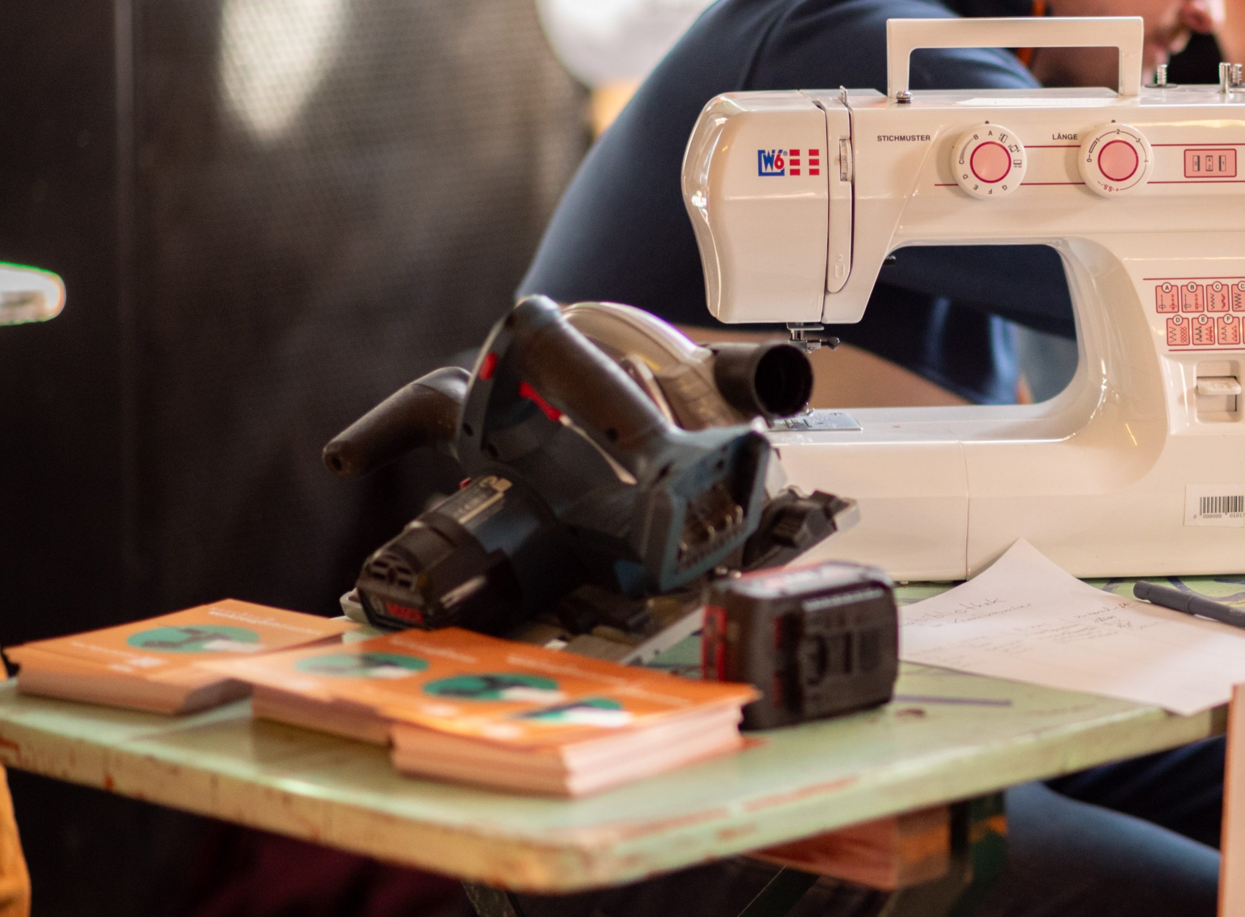Werkzeug und Nähmaschine